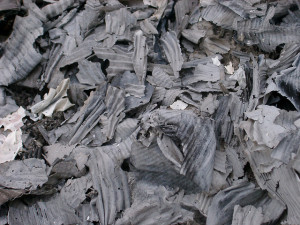 Von verbrannter Pappe ist nur noch ein Haufen grauer Ascheflocken übrig geblieben