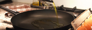 In eine Pfanne wird zum Braten Öl gegossen.