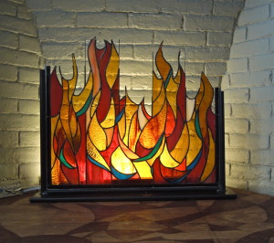 Ofenschirm Buntglas in Flammenform